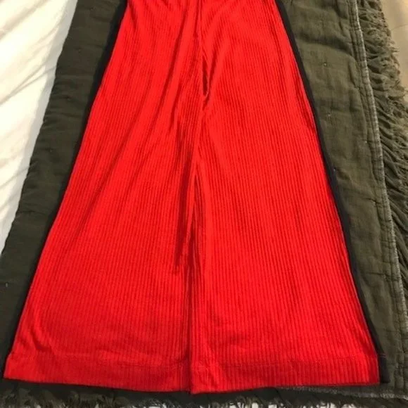 Cropped Ribbed Culottes in Red - Picture 4 of 8